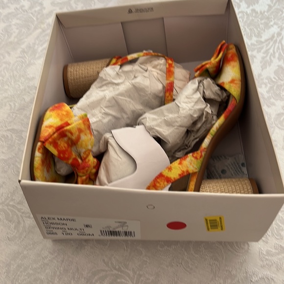 Adorable 🥰 8 M wedge heels 👠🌺🪷🌻 - Picture 4 of 4